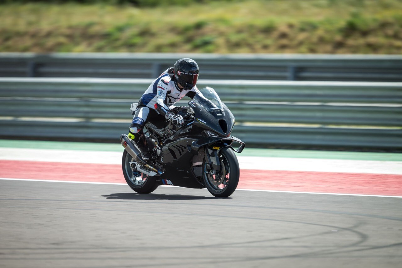 DueruoteTG #238 - Abbiamo guidato in pista la BMW che corre in SBK! 